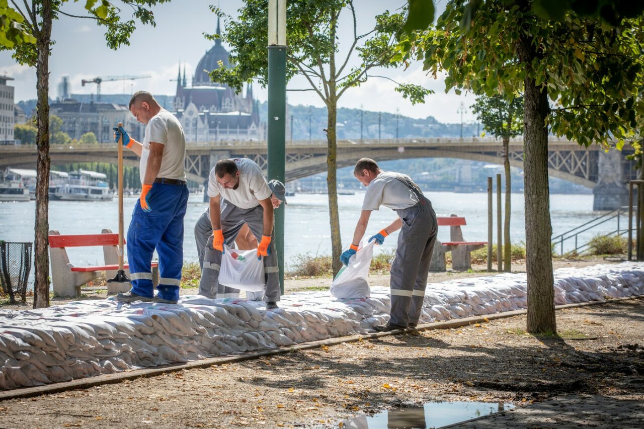 Avertisment MAE pentru românii care călătoresc spre Ungaria. Restricții de trafic și drumuri blocate din cauza inundațiilor. Zonele afectate