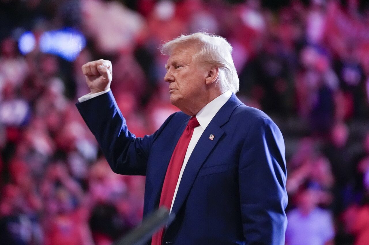 FBI: Hackeri iranieni au furat date din campania lui Donald Trump și le-au trimis lui Biden, Harris și presei