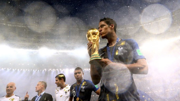 Raphael Varane a decis să se RETRAGĂ. Fundașul a suferit o accidentare la genunchi