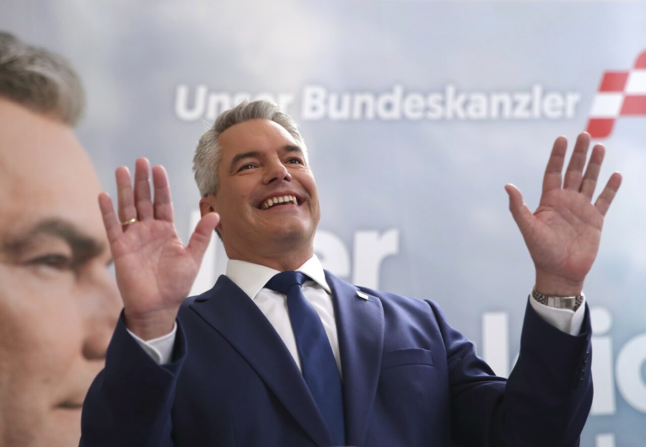 POLITICO: Cosa Nostra a Austriei / Partidul de centru-dreapta al cancelarului Karl Nehammer, acuzat de influență asupra presei