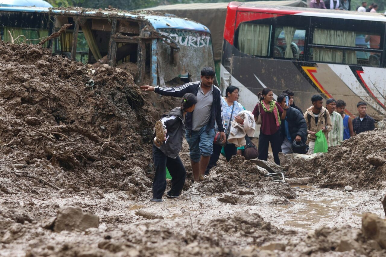 DEZASTRU în Nepal. Cel puțin 112 persoane decedate și alte 64 dispărute, în urma INUNDAȚIILOR și alunecărilor de teren