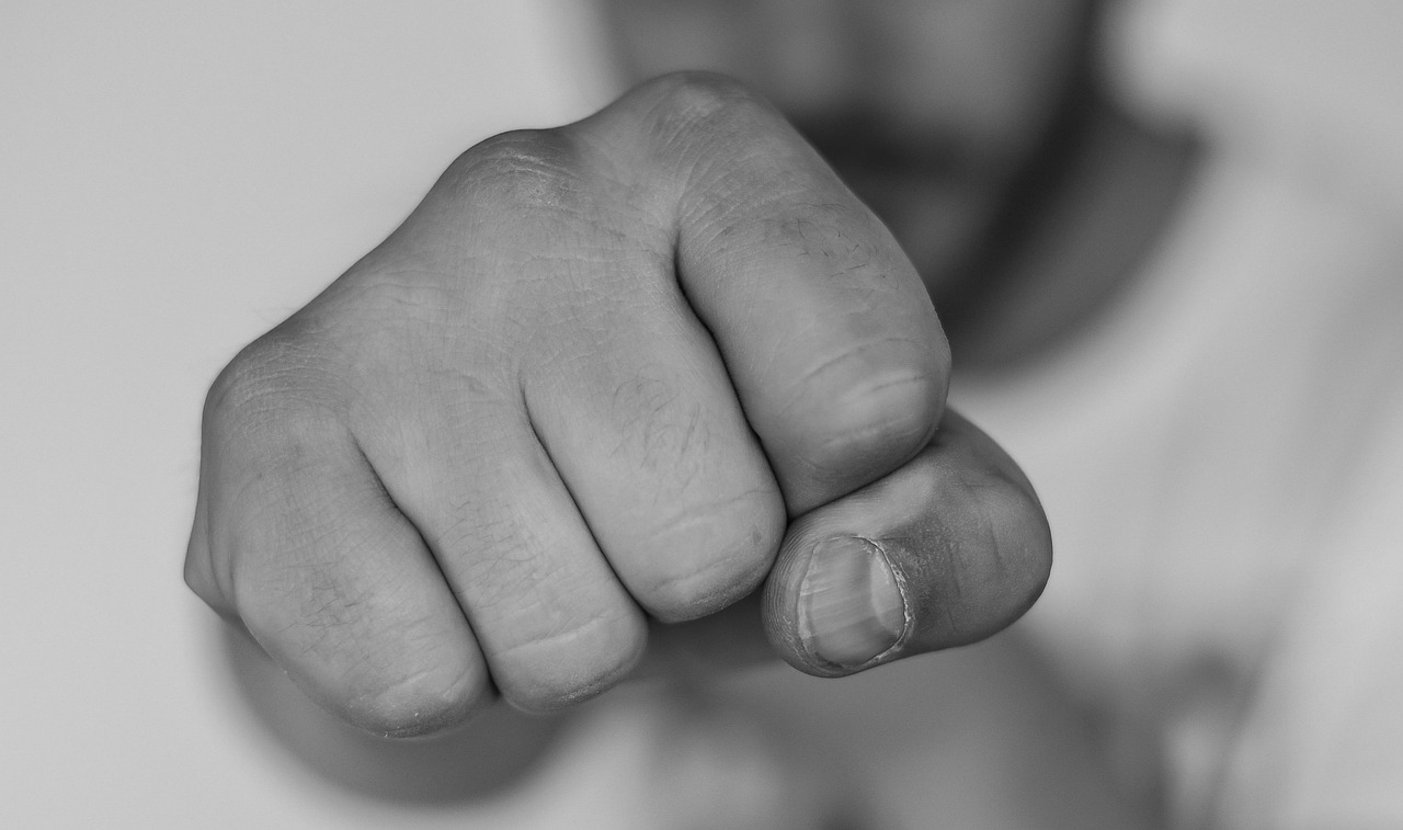 Bărbat din Cluj, amendat cu 8.000 de lei, pentru că și-a BĂTUT șeful. Conflictul a izbucnit, după ce angajatului i-a fost refuzat concediul de odihnă