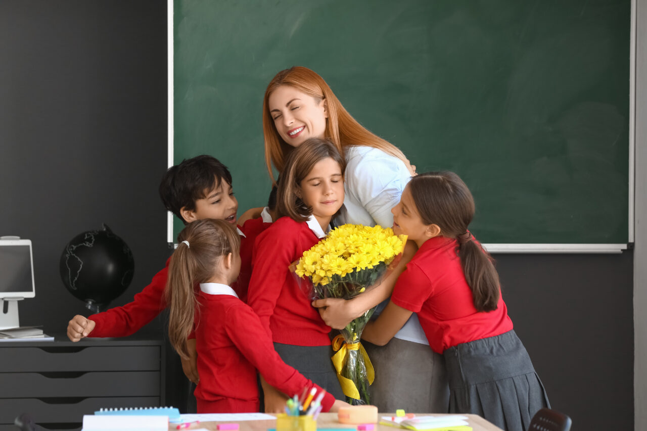 Cât a ajuns să coste un buchet de flori pentru învățătoare, diriginte și profesoare în 2024? Părinții sunt exasperați de PREȚURI și lipsa stocurilor
