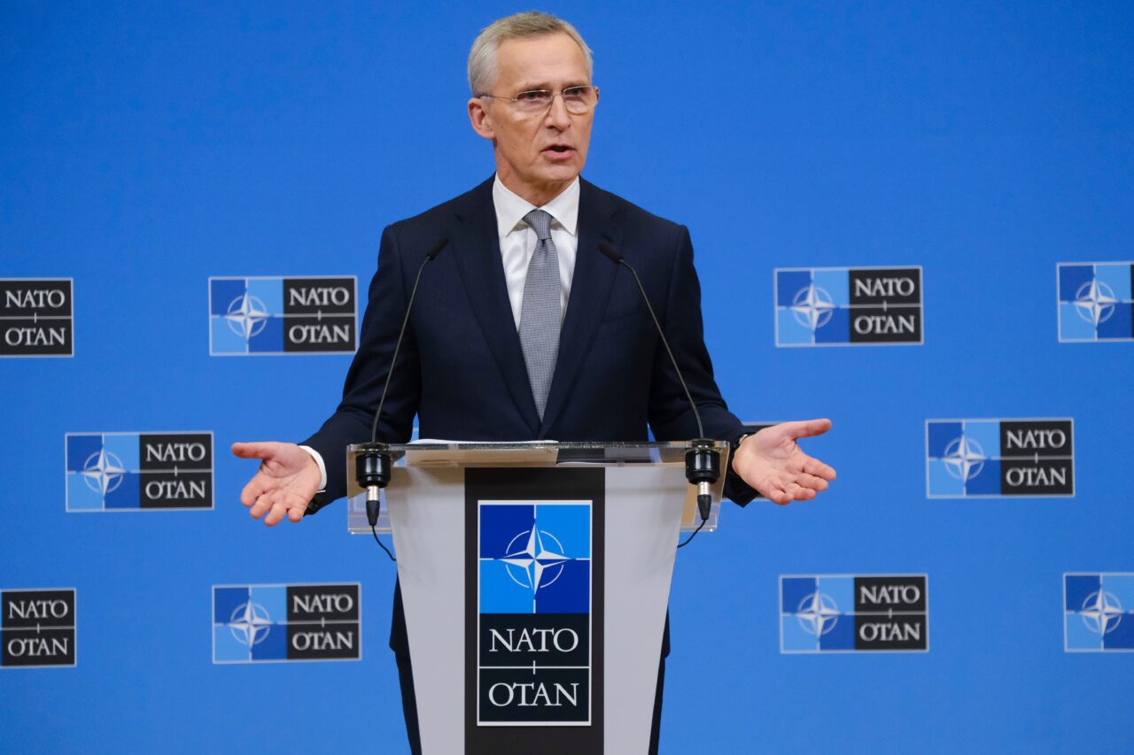 Stoltenberg: Amenințările NUCLEARE lansate de Putin nu ar trebui să oprească sprijinul NATO pentru Ucraina