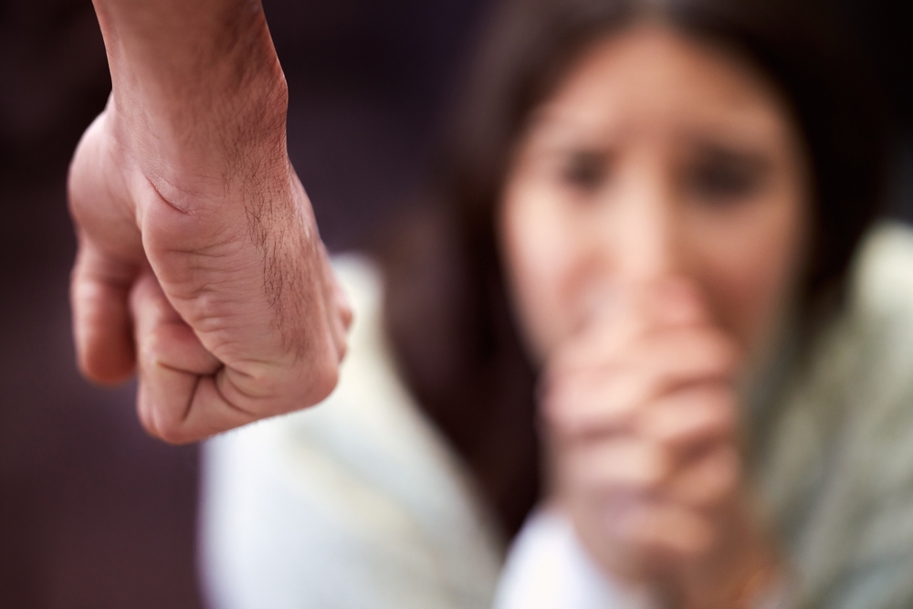 Brățările electronice vor fi extinse la nivel național pentru a COMBATE cazurile de violență domestică