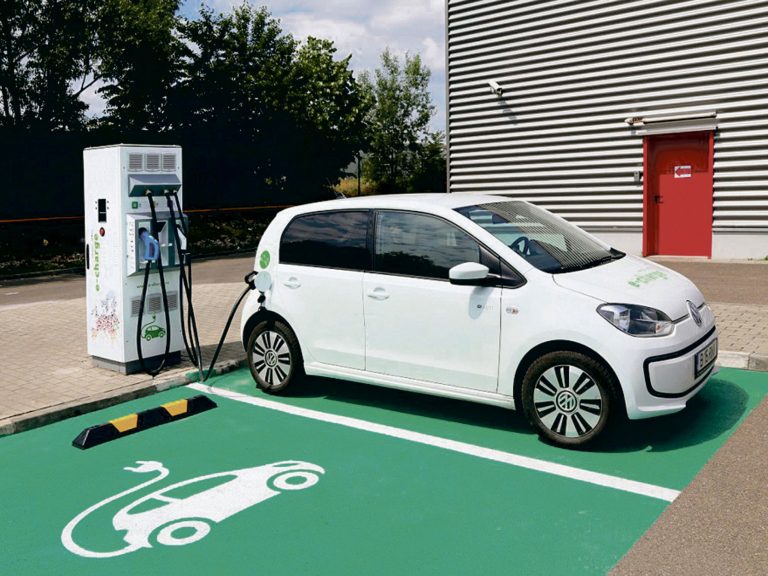 COMUNA cu 3 stații de încărcare electrice, dar fără apa curentă și străzi asfaltate