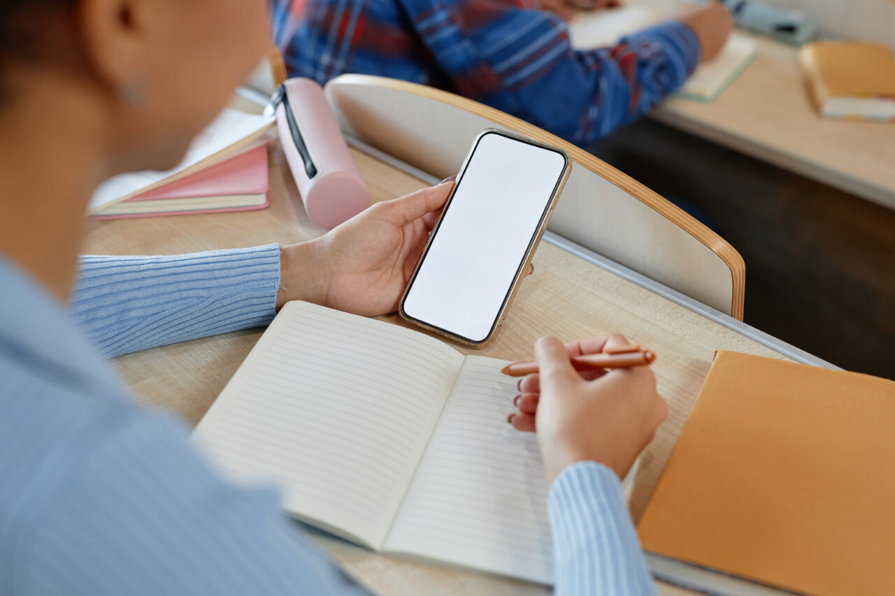 Telefoanele mobile, INTERZISE la ore, în unele școli din România. Ce măsuri au luat alte unități de învățământ