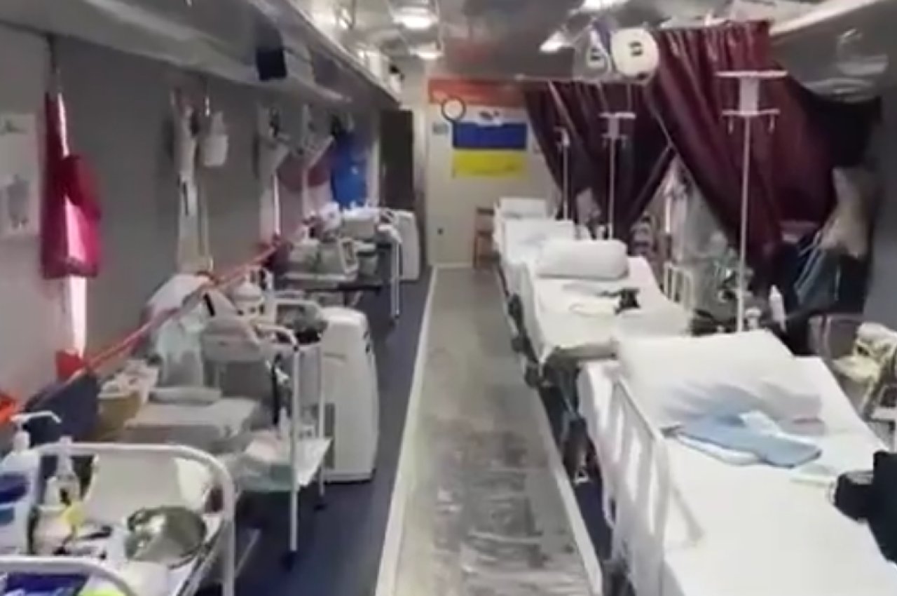 Cum arată „SPITALELE pe șine” ucrainene care tratează din mers soldații răniți pe front: „Este o unitate de terapie intensivă completă”