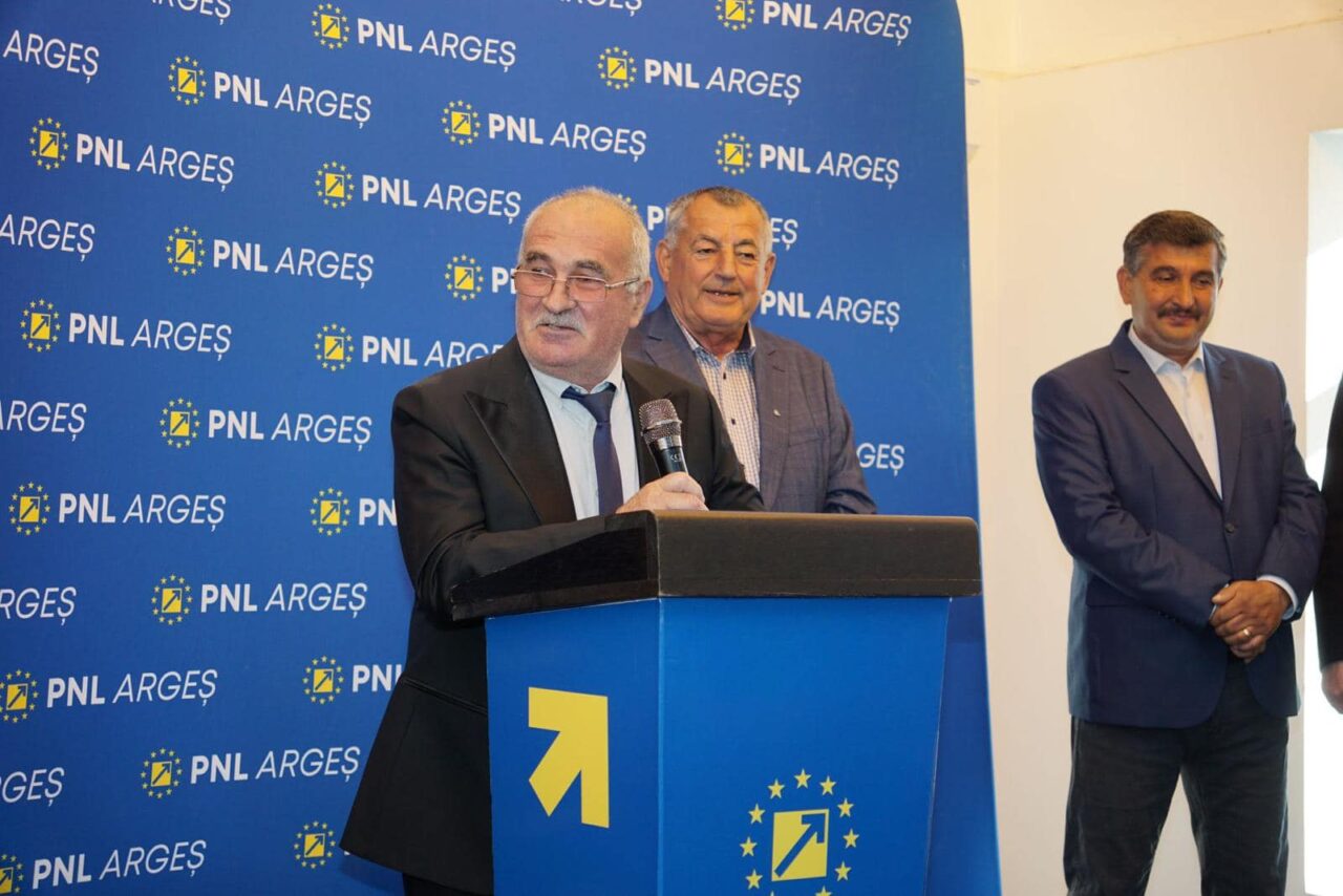 După o acuzație de DELAPIDARE, edilul din COCU(Argeș) revine cu una nouă/ Gheorghe ȚUCĂ filmat în timp ce era debranșat de furnizorul de energie