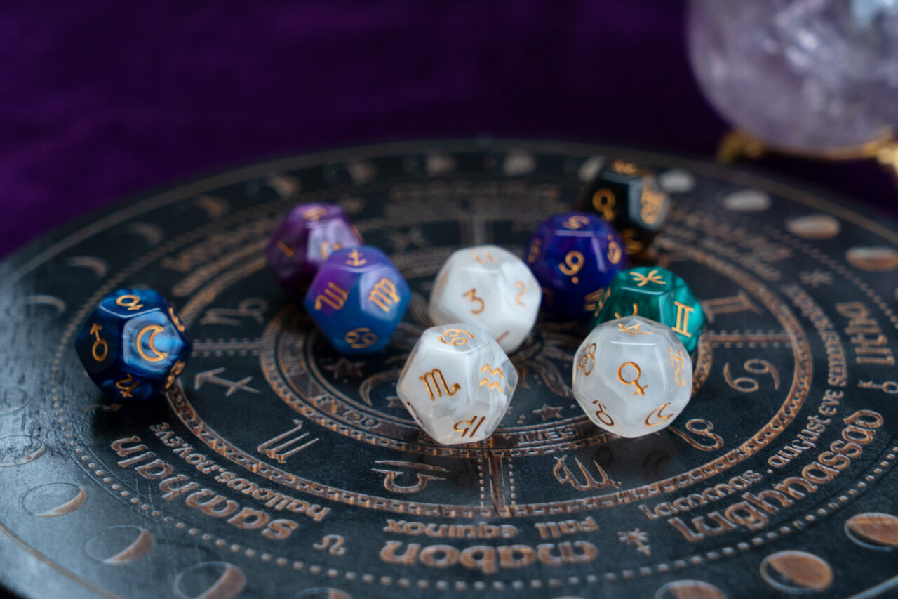 Aceste ZODII primesc protecție divină, în octombrie 2024. Au parte de ascensiune profesională, bani și noroc