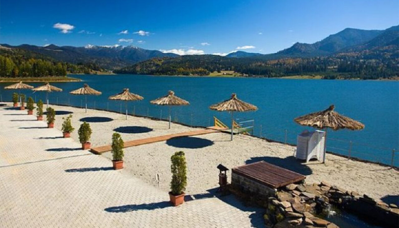 Singura stațiune din România unde găsești și „mare”, și munte. Turiștii găsesc aici cel mai pur aer din toată țara