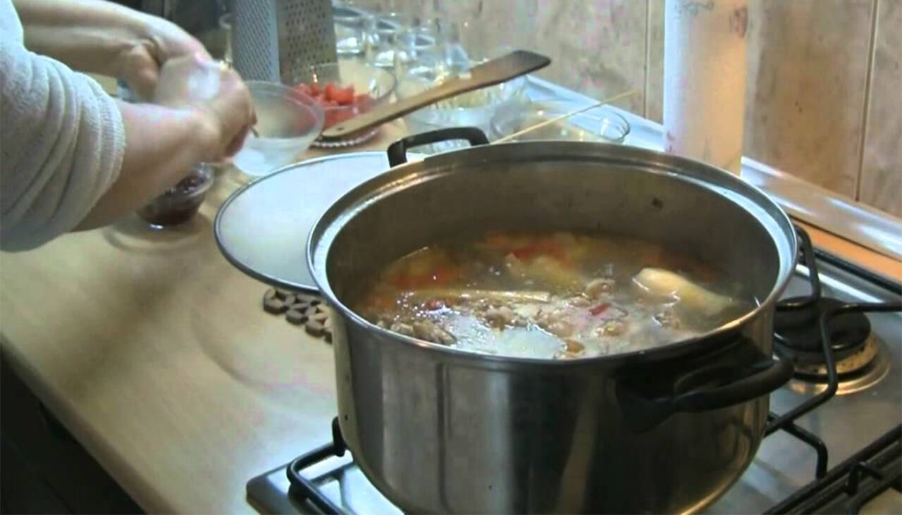 Ingredientul care ne distruge organismul fără să ne dăm seama. Majoritatea gospodinelor îl folosesc la ciorbă