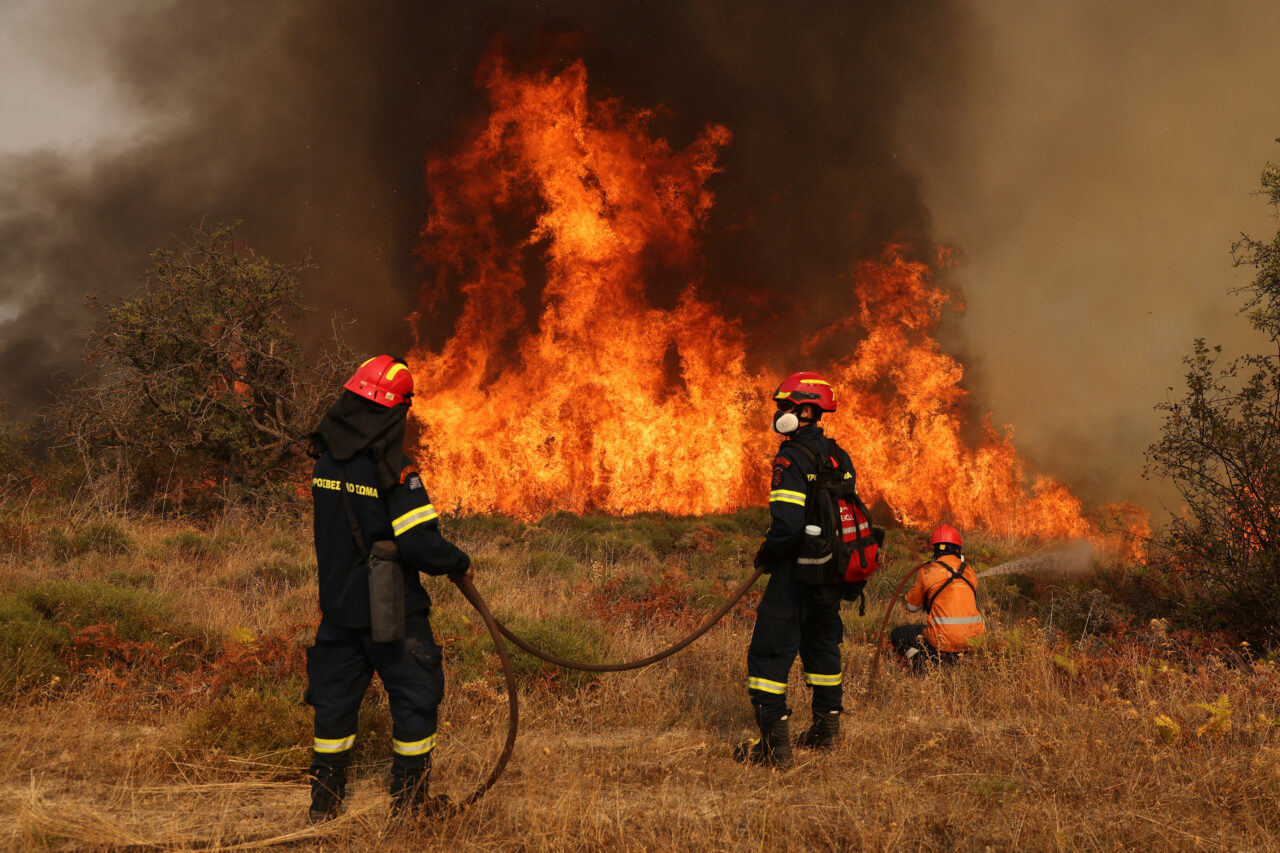 România trimite 50 de pompieri în Grecia. Atena a cerut ajutorul UE împotriva INCENDIILOR de vegetație