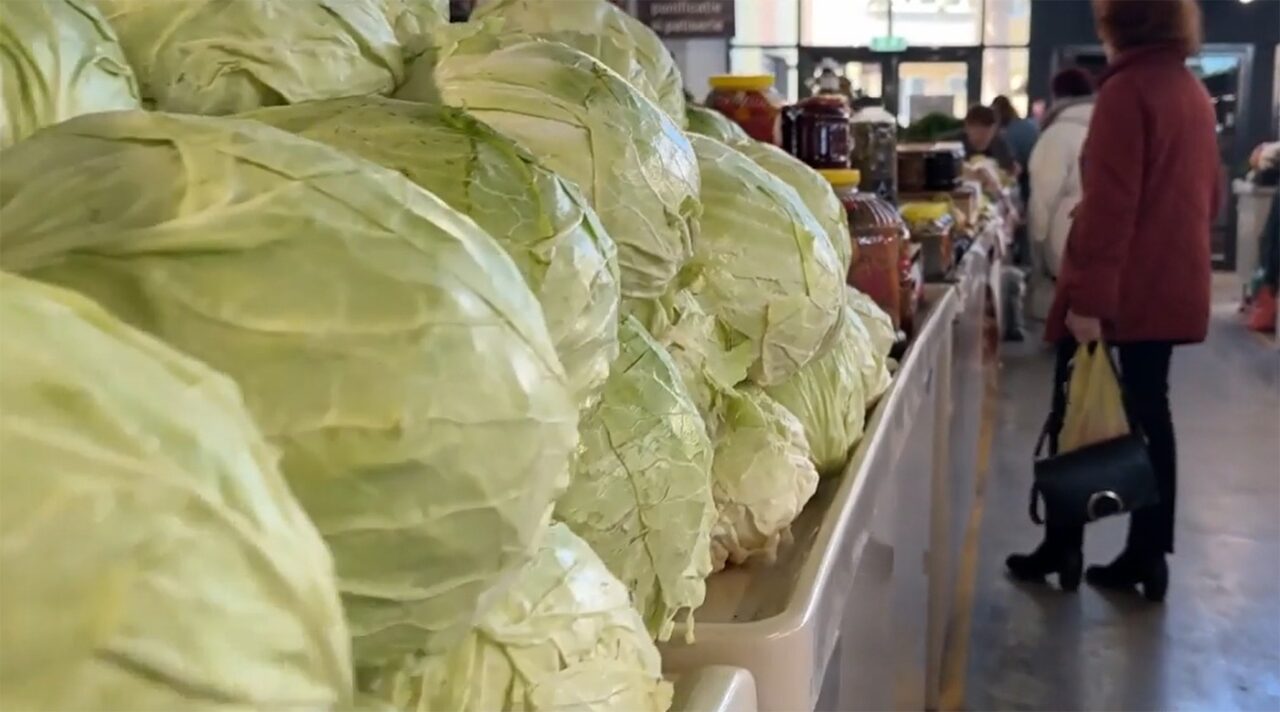 Varza de toamnă, de trei ori mai scumpă. Fermierii vând cu 3,50 lei kilogramul