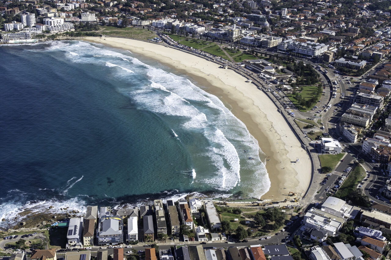 Au fost descoperite aproape 2.000 de bile negre misterioase pe plajele din Sydney. Autoritățile nu-și pot explica modul în care au apărut