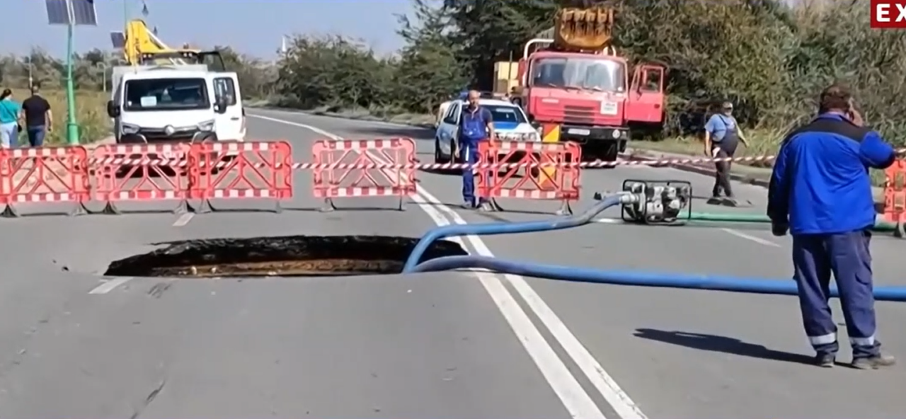 CRATER adânc pe drumul dintre Năvodari și Lumina, din cauza ploilor abundente. Pericol real pentru șoferi