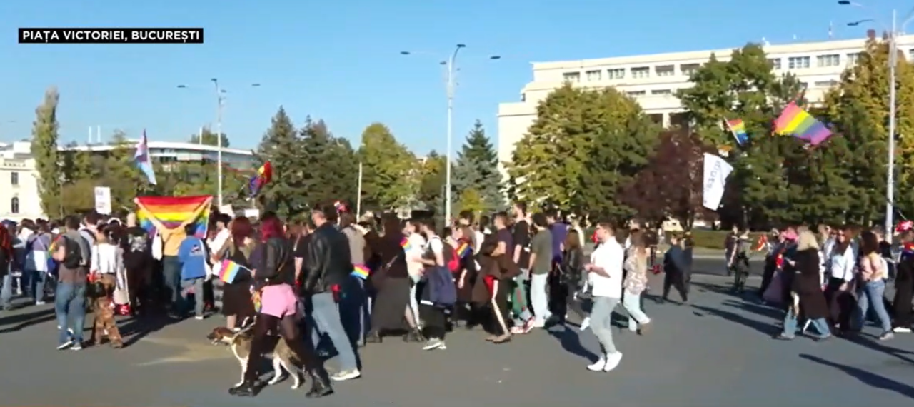 Protest în centrul Capitalei, pentru LEGALIZAREA parteneriatului civil. Partenerii din cupluri de același sex vor DREPTUL la protecție civilă