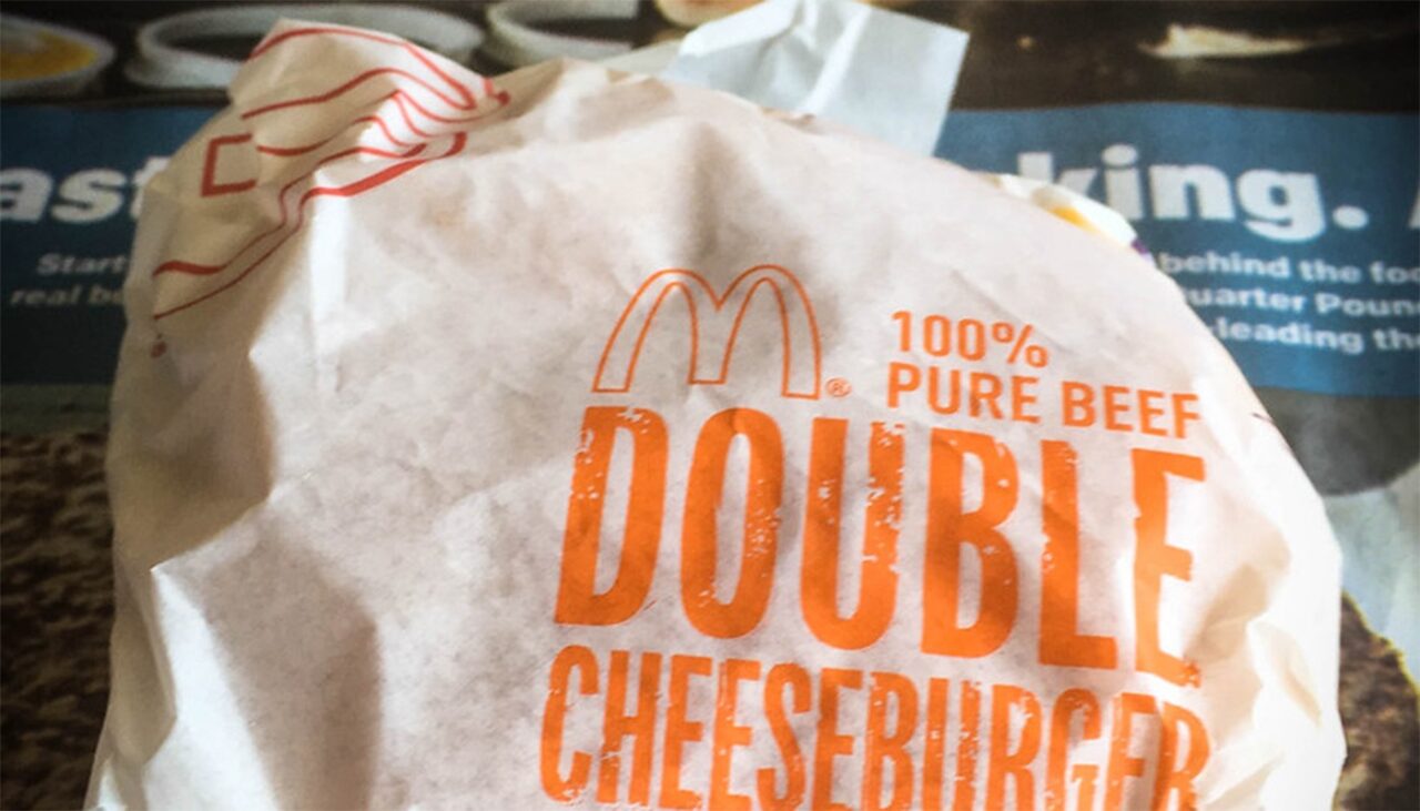 Ce a primit un client McDonald’s, după ce a comandat un dublu-cheeseburger vegetarian. Imaginea a devenit virală!