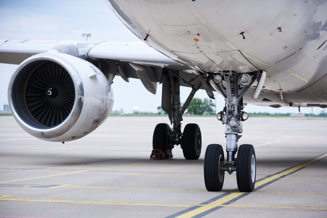Ce este „banda adezivă” de pe avioane, de fapt. Materialul argintiu, prezent pe aripile aeronavelor, a creat panică în rândul pasagerilor