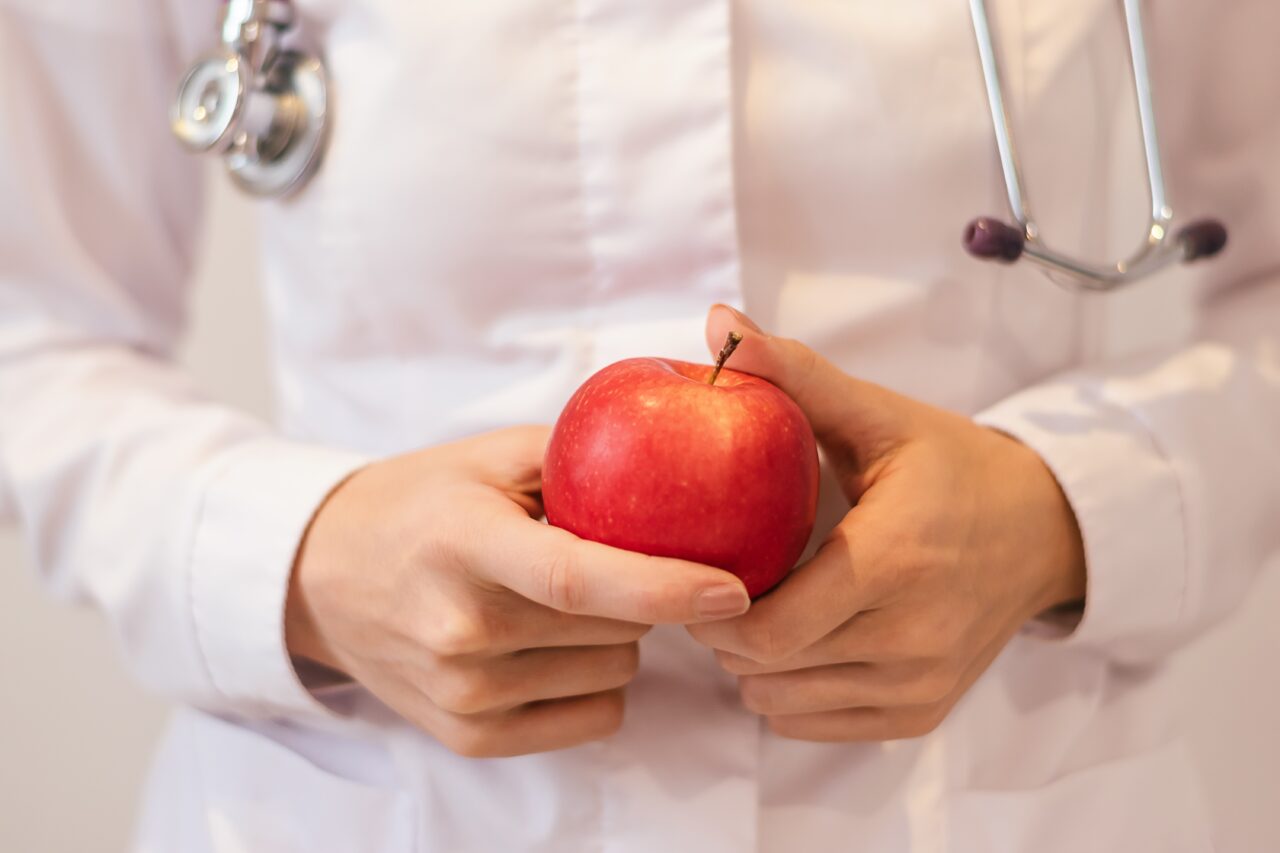 Ce se întâmplă în organism dacă mănânci câte un măr, zilnic, timp de o săptămână. Ce a constatat un medic, la finalul experimentului
