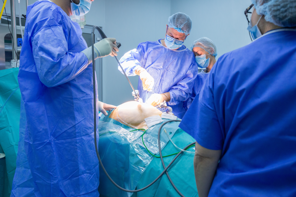 Medici dăruiți și roboți de ultimă generație salvează vieți la SANADOR: „Avem acces la chirurgia robotică de cel mai înalt nivel”
