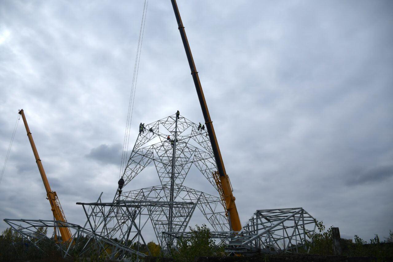O nouă Linie ELECTRICĂ Aeriană de înaltă tensiune, de 31 km, aproape de finalizare. Urmează lucrările la tronsonul care traversează un braț al Dunării