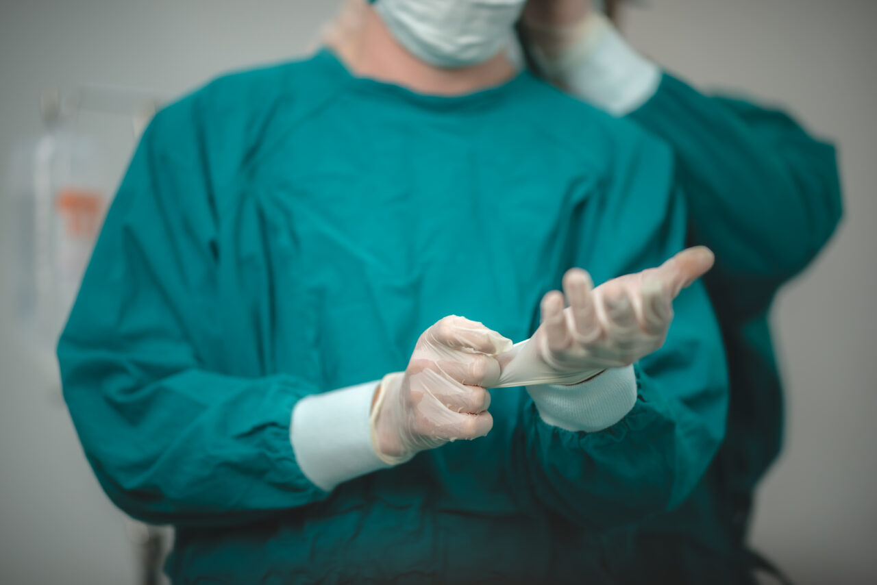 Final tragic pentru o tânără de 24 de ani! A murit după ce și-a făcut 6 intervenții estetice, într-o singură zi, la un chirurg plastician găsit online