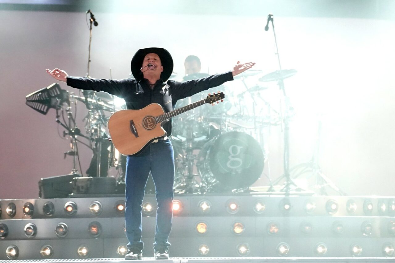Legenda muzicii country, Garth Brooks, acuzat de VIOL de fosta sa coafeză. Victima a vorbit după 5 ani cerându-i milioane de $ pentru „tăcere”