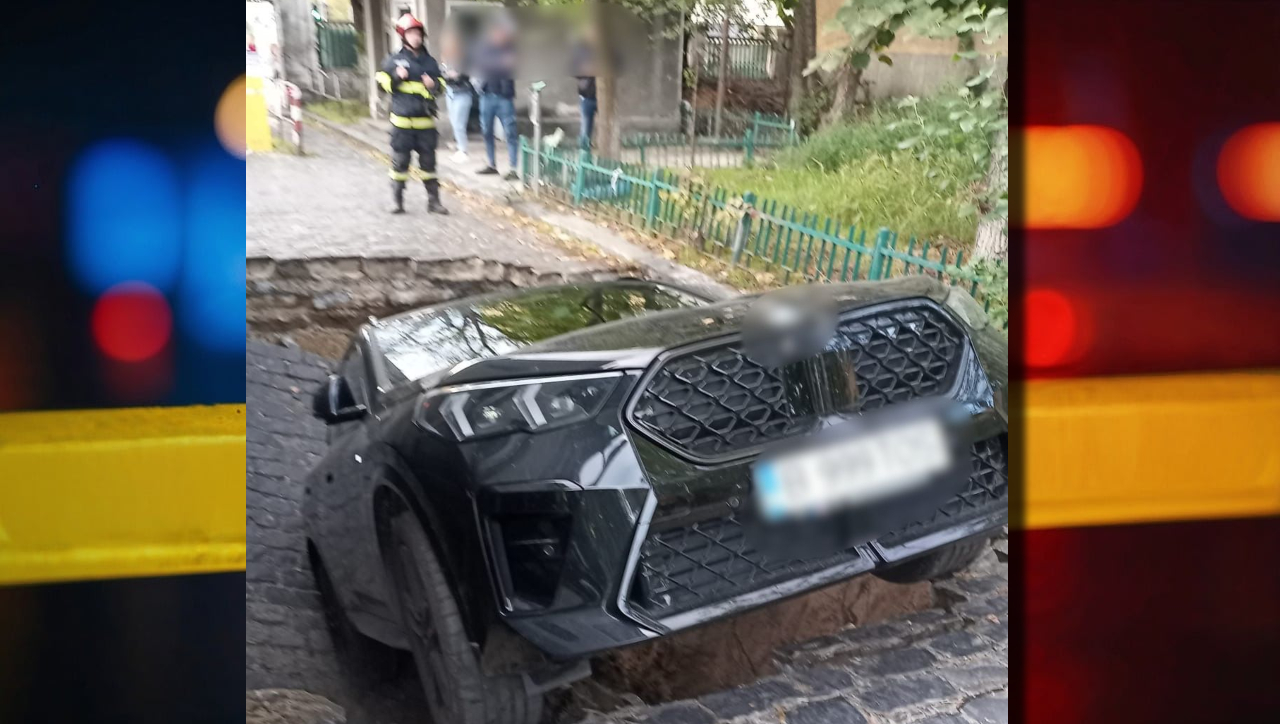 Mașină căzută în GROAPĂ, în București, după ce asfaltul s-a surpat. O femeie a avut nevoie de îngrijiri medicale