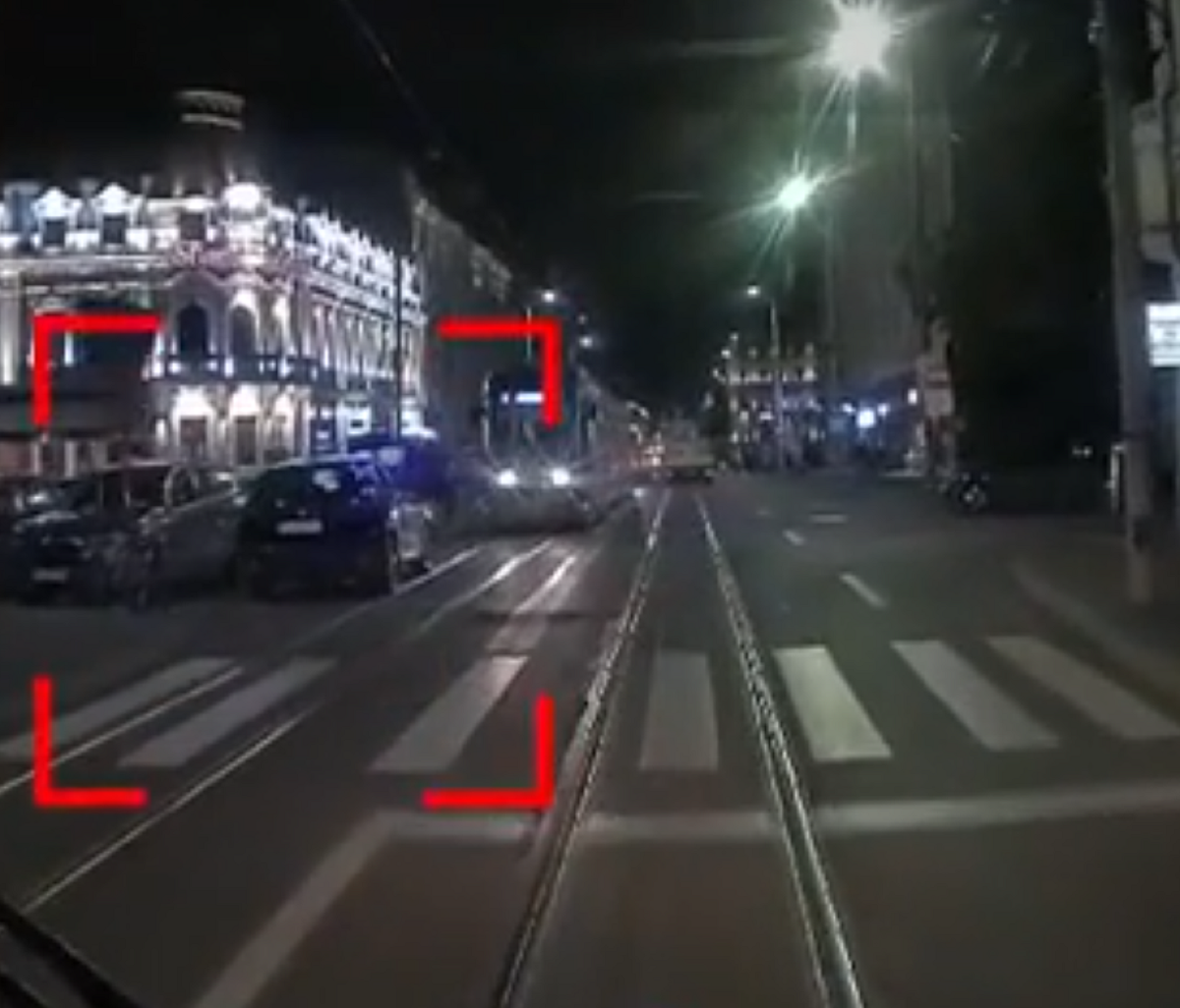Motivul ireal pentru care un șofer de 19 ani și-a parcat mașina pe linia de tramvai, în Iași
