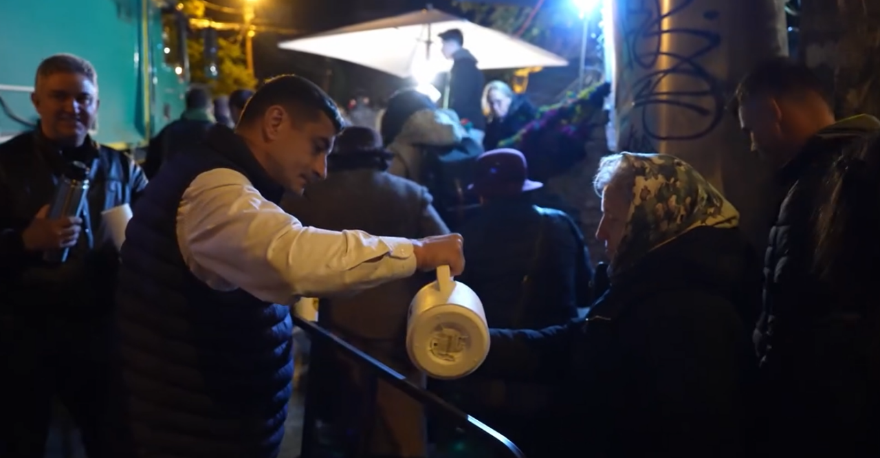 George SIMION le-a împărțit ceai și plăcinte credincioșilor care au venit să se roage la moaștele Sfintei Parascheva