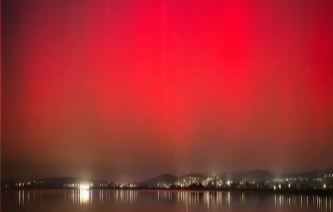 Aurora Boreală a oferit un SPECTACOL extraordinar pe cerul României. Nuanțele de roșu au fost vizibile din aproape toată țara