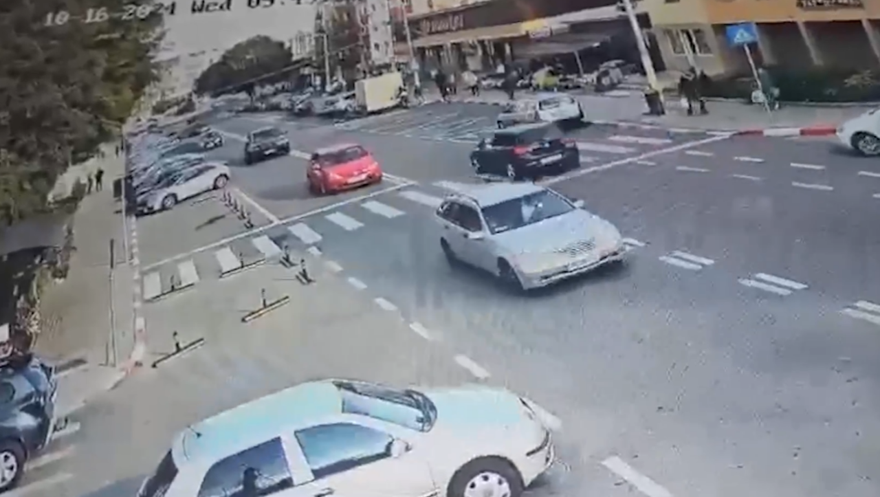 Momentul în care doi bărbați din Constanța se ARUNCĂ, în mod voit, în fața mașinii. Unul dintre ei a fost grav rănit