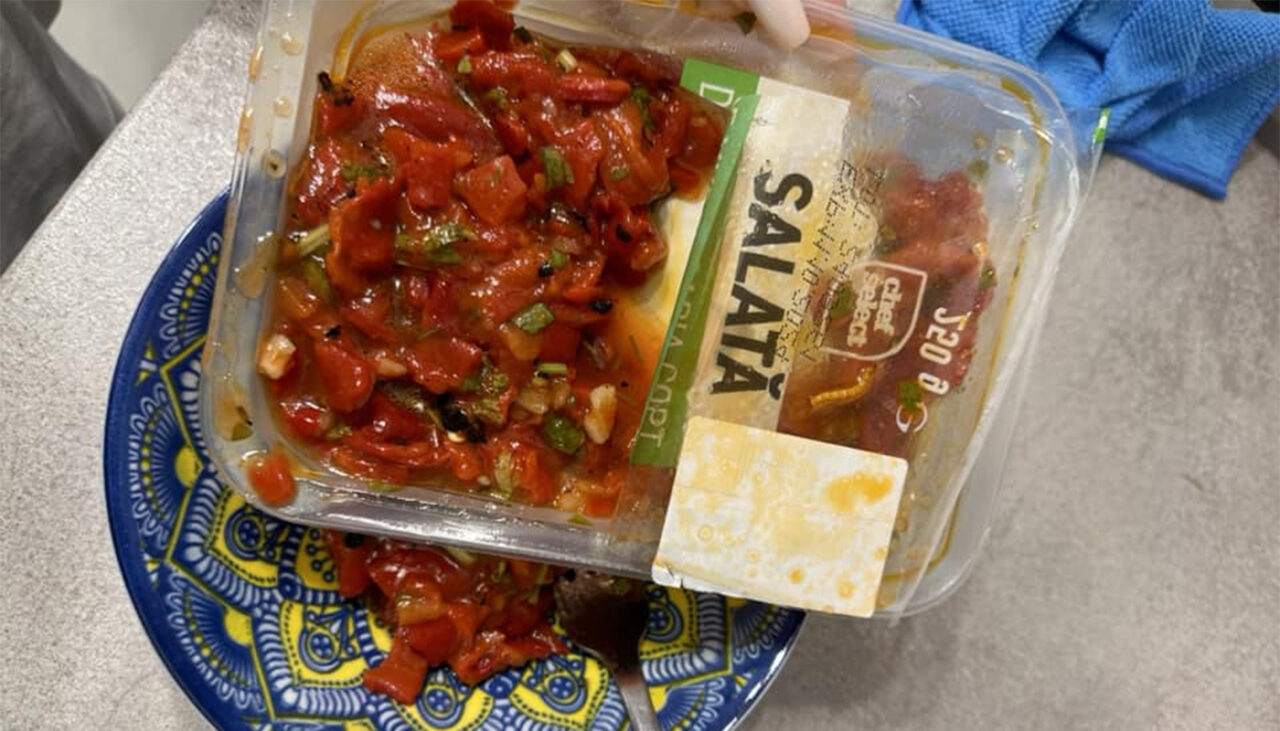 Un ieșean a cumpărat o salată de ardei capia copt, din LIDL, la doar 3.99 lei. Ireal ce era înăuntru, de fapt
