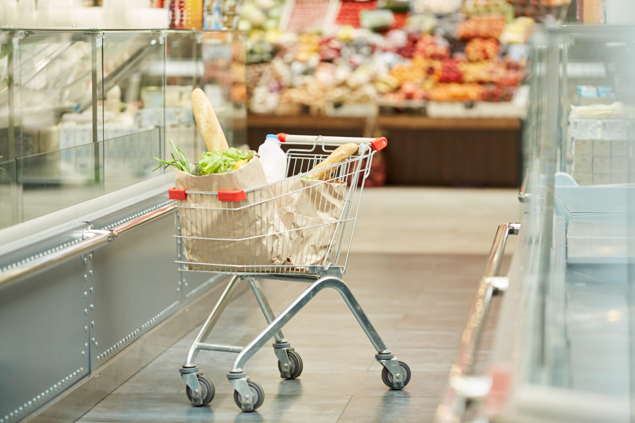 Un lot de creveți gătiți și somon, retras de la rafturile unui supermarket! S-a descoperit că era CONTAMINAT cu o bacterie periculoasă