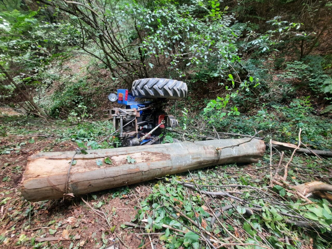TRAGEDIE în Dâmbovița. Un bărbat a murit, după ce s-a răsturnat cu tractorul