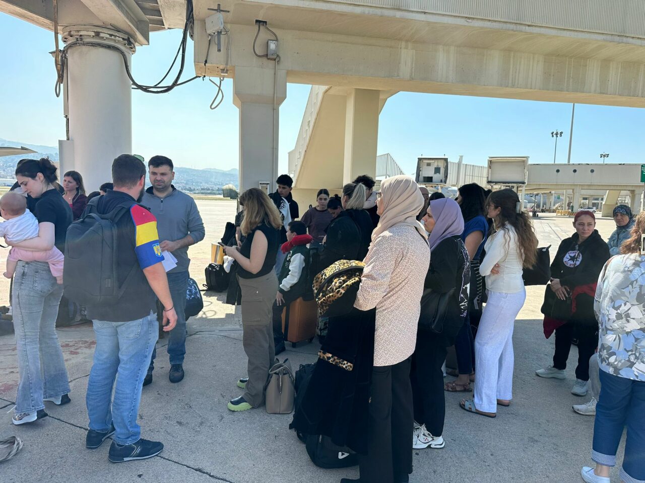 Autoritățile noastre au readus în țară alți 74 de români, din LIBAN/ MAE menține avertizarea: „EVITAŢI ORICE CĂLĂTORIE!”