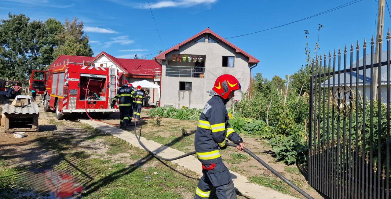 Un bărbat din județul Olt s-a certat cu soția și a dat foc la casă. Primarul comunei s-a urcat pe scară și a reușit să-l imobilizeze