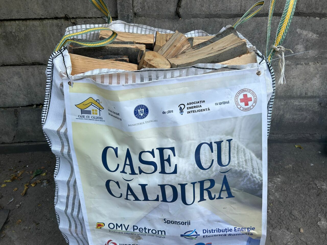 Peste 7.000 de gospodării, locuite de persoane VULNERABILE, se încălzesc cu sobe pe lemne. A început a doua ediție a proiectului „Case cu Căldură”