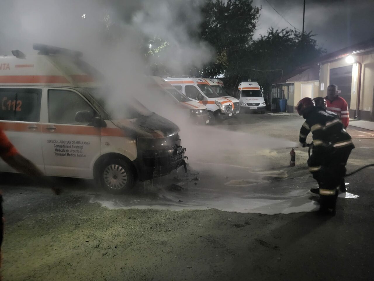 O autospecială a luat foc chiar în curtea Serviciului de Ambulanță Vaslui, în timp ce era în PRIZĂ la încărcat. Care e fost cauza incendiului