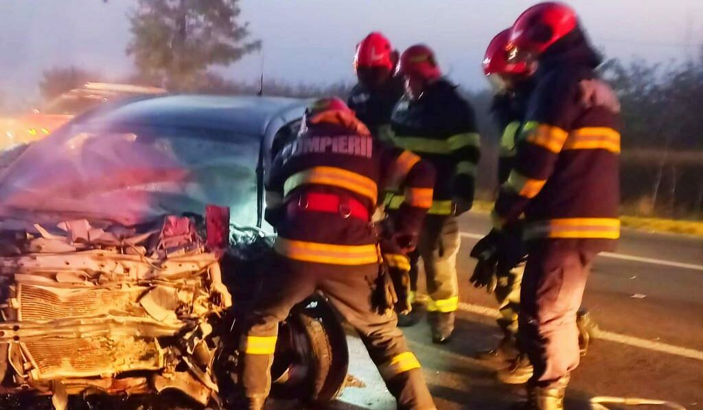Accident GRAV pe DN 2, în județul Ialomița, pe fondul vizibilității reduse din cauza ceții. Două persoane au murit și trei au fost rănite
