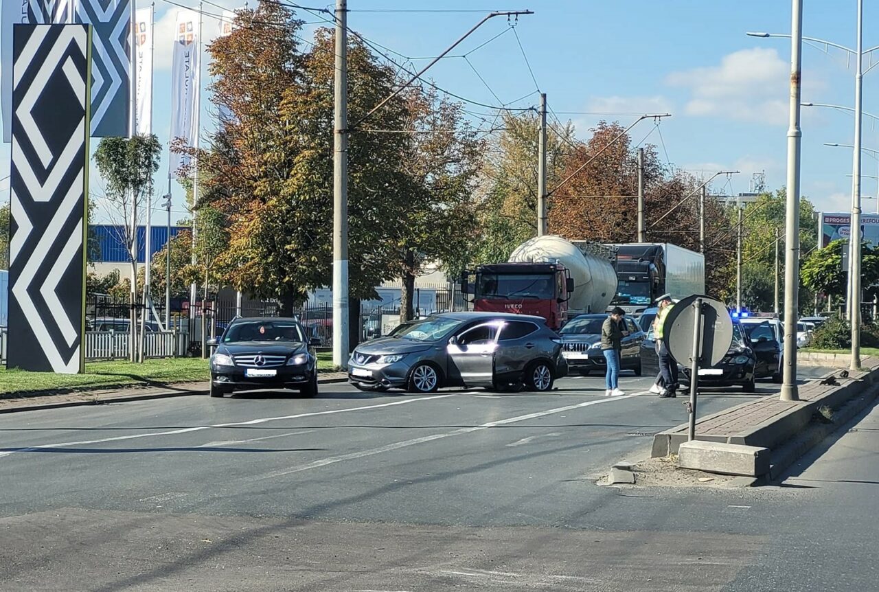 Accident cu trei mașini pe bulevardul Iuliu Maniu din București | FOTO