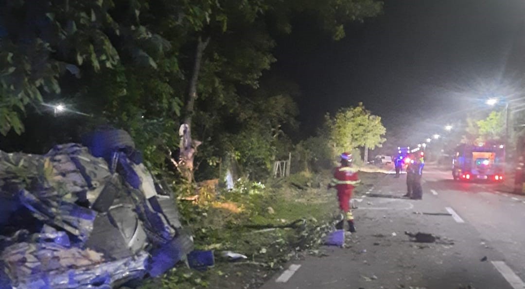 Accident grav în Dâmbovița. Un șofer s-a izbit cu mașina de un gard, a lovit un copac și s-a răsturnat