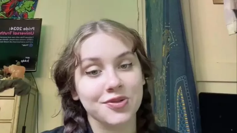 Cum a descoperit o adolescentă că este ÎNSĂRCINATĂ, la vârsta de 15 ani: „Am crezut că sunt simptomele intoleranței la lactoză”