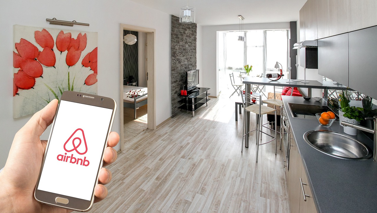O româncă a rămas fără vacanță și fără BANI, după ce a făcut o rezervare la un Airbnb: „Sunt disperată, nu au vrut să ne ofere cazare”