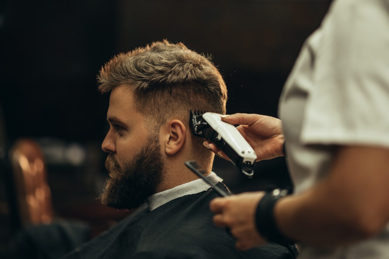 Tot mai mulți tineri se duc la „BARBER SHOP” si evită frizeriile clasice. Clienții, mulțumiți de confort și servicii