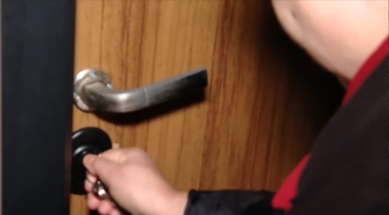 O femeie din București și-a recuperat CASA ocupată abuziv după aproape un an/Cum îi protejează legea pe cei care intră cu forța în locuința ta