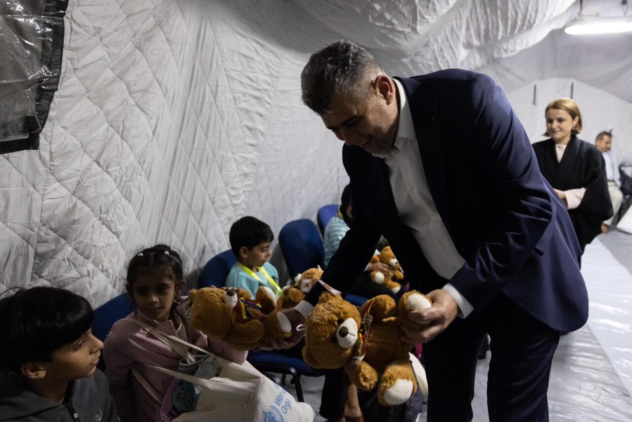Premierul Marcel Ciolacu a întâmpinat opt COPII din Fâșia Gaza care vor fi tratați în spitalele din București