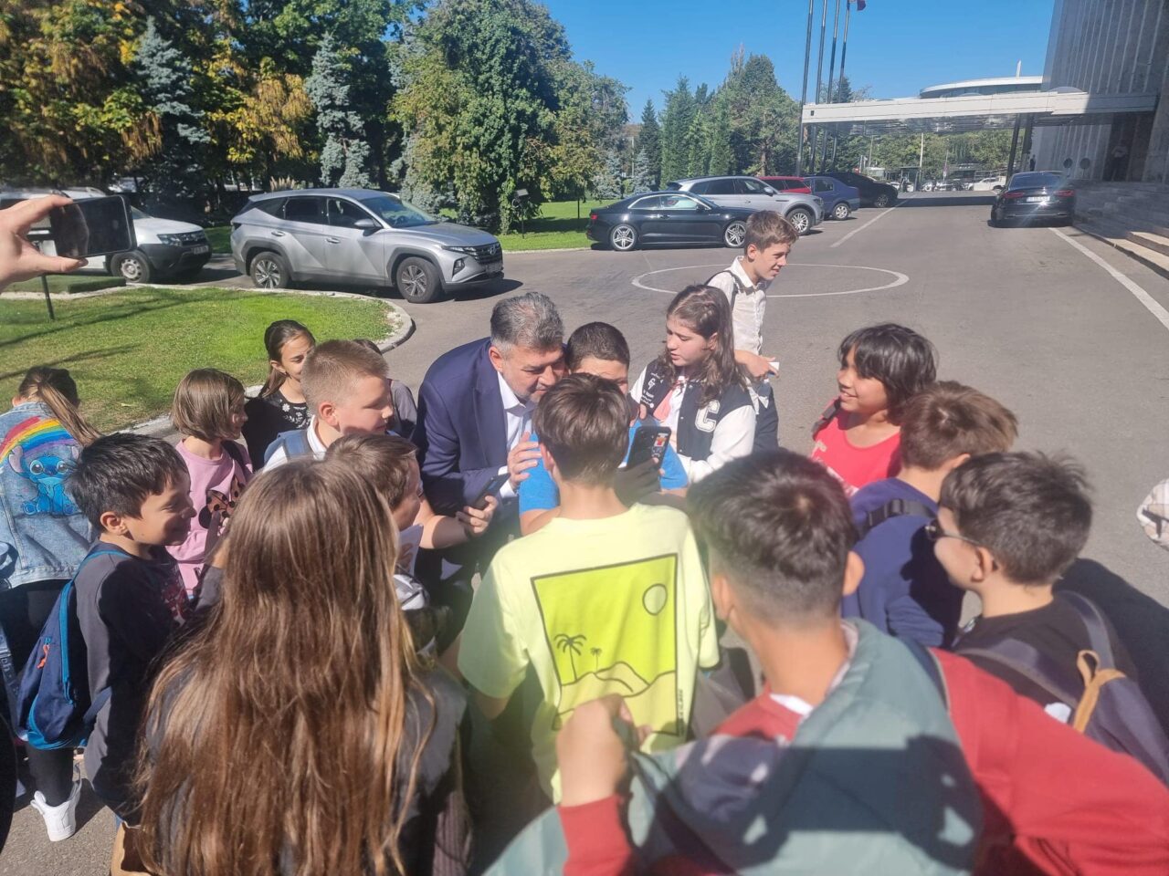 Marcel Ciolacu a întâmpinat un grup de elevi la Guvern: ,,Mi-am alimentat „BATERIILE″ cât să mă țină pentru următoarele 58 de zile!″