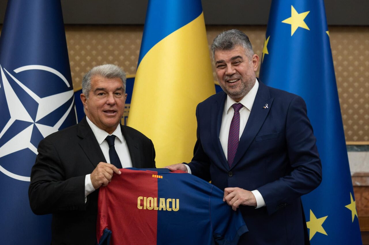 Marcel Ciolacu a primit un TRICOU de la președintele FC Barcelona, venit să inaugureze o Academie de Fotbal la București